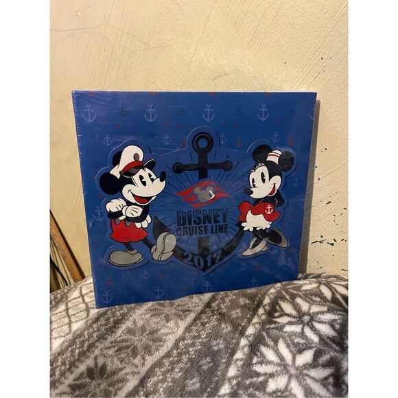 Disney cruise line 2017 photo album holds 200 photos 50 photo sleeves memo area - Picture 1 of 6